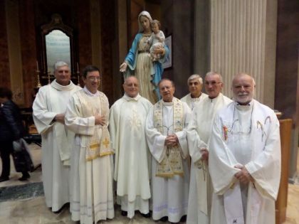 Don Romano Mora (terzo da sinistra) con i sacerdoti con cui ha celebrato la funzione.
