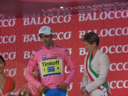 Contador in maglia rosa con il Sindaco.
