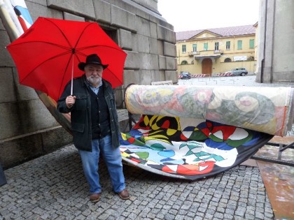 L'artista Renzo Zanuso accanto al rotolo dell'enorme dipinto.