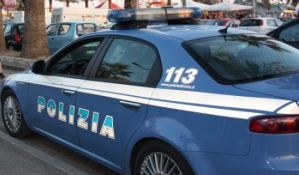 FUGGE ALL’ALT DELLA POLIZIA A FONDOTOCE, INSEGUITO E FERMATO