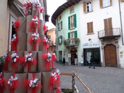 ORA I VANDALI SE LA PRENDONO CON L’ALBERO DI NATALE