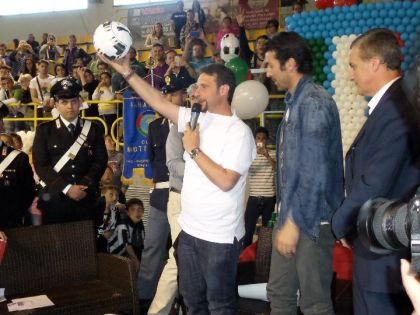 DON ANGELO NIGRO PRESENTA A RONALDO E ANCELLOTTI IL PROGETTO DI UN CAMPO DI CALCIO A GERUSALEMME