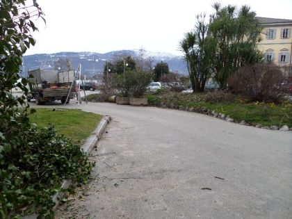 SI SISTEMA IL VERDE PUBBLICO SUL LUNGOLAGO E NEL CENTRO STORICO