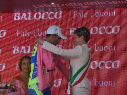 Alberto Contador riceve la maglia rosa dal sindaco Silvia Marchionini.