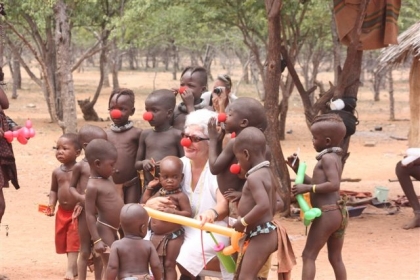 SORRISI IN AFRICA DA UNA VERBANESE DELL’ASSOCIAZIONE DOTTOR CLOWN VCO