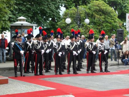 Il picchetto d'onore dei Carabinieri in alta uniforme.