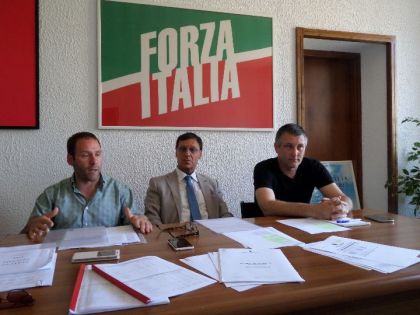 SI CONFERMA LA NETTA DIVISIONE TRA I GRUPPI CONSILIARI DI FORZA ITALIA E FORZA ITALIA BERLUSCONI