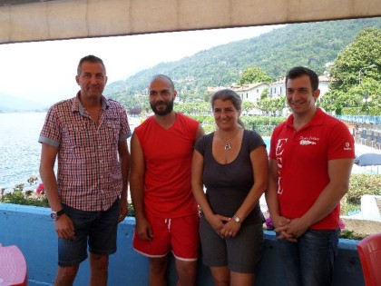 Gianni e Angela Alberti della società di gestione Esl Nuoto Torino con gli addetti all'impianto.