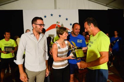 Il sindaco Marchionini premia il capodquadra di Unchio con il figlio di Claudio Viganò,  il presidente dei Pacian cui era intitolato il Trofeo. 