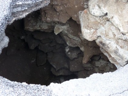 La cavità che si è aperta è profonda circa cinque metri, sul fondo scorre un rio d'acqua