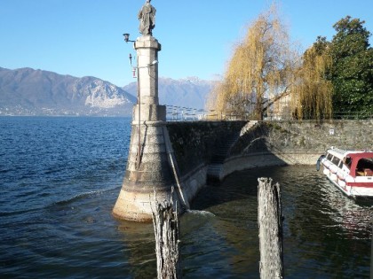 Completamente allo scoperto la colonna del San Dazio, dove si registra il livello del lago.