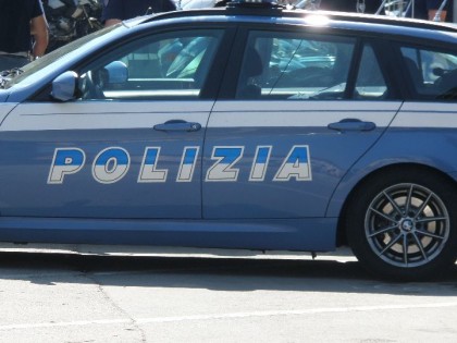 TENTA DI SUICIDARSI CON I GAS DI SCARICO DELL’AUTO: SALVATO DALLA POLIZIA