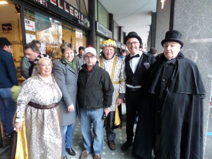 Con altri regnanti del Carnevale, da sinistra il sindaco Marchionini, il presidente del Comitato Cima d'Intra Clemente, il nuovo e il vecchio Rabadano.
