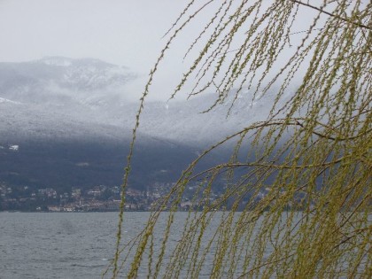 CIME IMBIANCATE ATTORNO AL LAGO