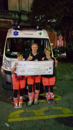 Volontari della Croce Verde con l'assegno da 1.500 euro.