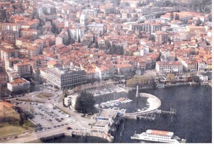 LA MONTAGNA IN RIVA AL LAGO SUL LUNGOLAGO DI INTRA