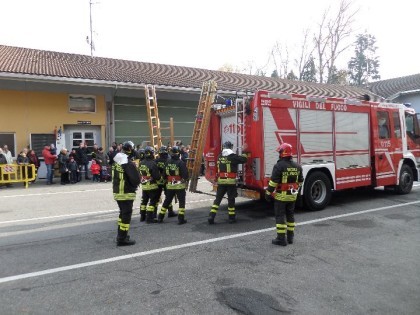 SONO GLI SCOLARI A DISEGNARE LA MASCOTTE DEI VIGILI DEL FUOCO.