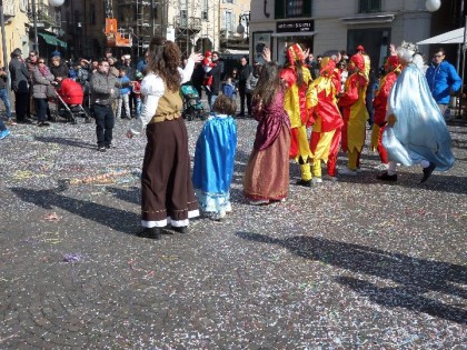 Musica e balli in piazza Ranzoni con la Cagnaropoli del Carnevale del Circolo San Vittore