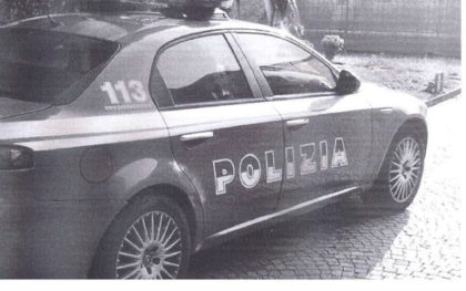 LADRO SERIALE TENTA DI VENDERE A DUE POLIZIOTTI UN CELLULARE RUBATO