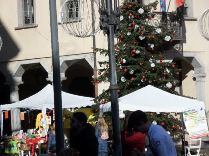 SOLIDARIETA’, AUTO D’EPOCA E ASSAGGI DI NATALE