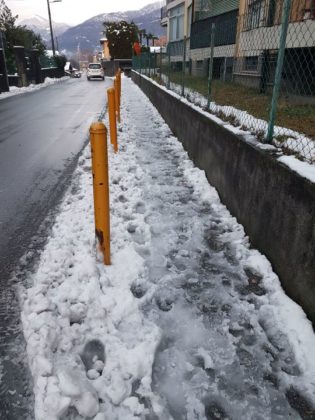 NEVE SUI MARCIAPIEDI, SALE LA PROTESTA