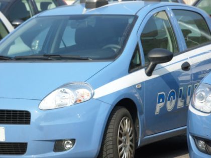 MINACCIA CON UN COLTELLO, RUBA, FUGGE, FERISCE GLI AGENTI, EVADE DAGLI ARRESTI