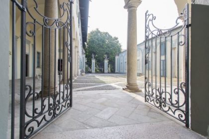 INSOLITI APERITIVI NEL CORTILE DI INGRESSO DEL MUSEO DEL PAESAGGIO