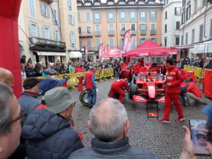 FOLLA IN MASSA PER L’EVENTO DELLE FERRARI – RASSEGNA FOTOGRAFICA