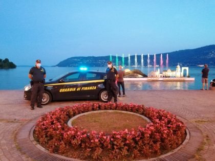 LE LUCI DELLA FONTANA PER LA FESTA DELLA GUARDIA DI FINANZA