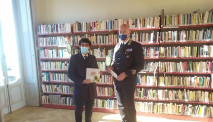 I CARABINIERI DONANO UN LIBRO ALLA BIBLIOTECA