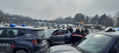 FUGGE IN AUTO A FOLLE VELOCITA’, INSEGUITO DAI CARABINIERI DA MACUGNAGA ALL’AUTOSTRADA. UN AVVISO PER CHI AVESSE SUBITO DANNI