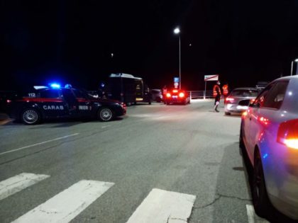 CONTROLLI STRADALI DEI CARABINIERI. TEST ETILOMETRICI POSITIVI CON AUTO SEQUESTRATE, INCIDENTE CON UN’AUTO RIBALTATA