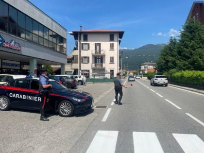 MINORENNE INDOSSA ABITI RUBATI IN UN NEGOZIO, REAGISCE CON VIOLENZA ED E’ FERMATO DAI CARABINIERI