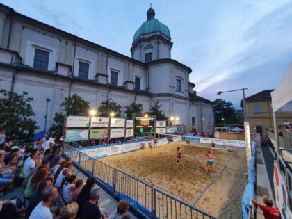 CEDIMENTO IN UNA TRIBUNA DEL BEACH 4 BABIES, QUALCHE FERITO. TORNEO TEMPORANEAMENTE SOSPESO