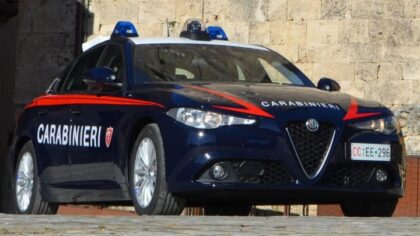 PICCHIA LA CONVIVENTE E TENTA DI AGGREDIRE I  CARABINIERI