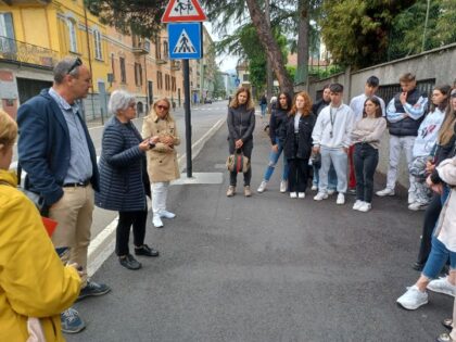 SI RINNOVA LA PANCHINA ROSSA IN VIA ROSMINI