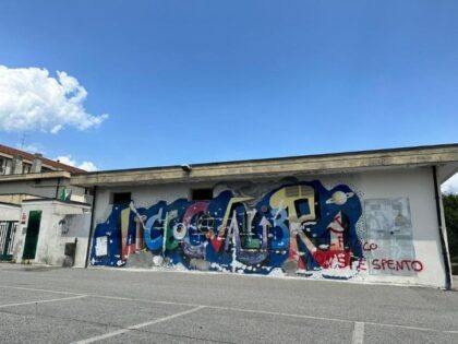 SCRITTA CON FALCE E MARTELLO SUL MURO DEL LICEO CAVALIERI